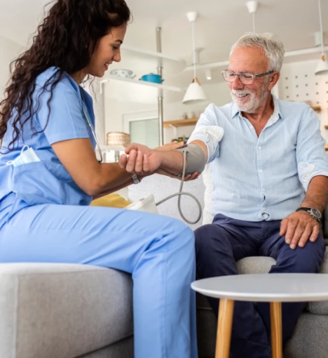صورة خدمة زيارة ممرضة إلى المنزل – رعاية صحية متكاملة لك ولعائلتك