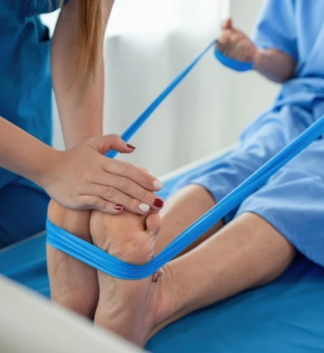 صورة خدمة الزيارة المنزلية لأخصائي العلاج الطبيعي